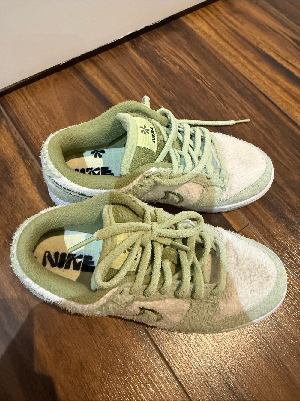 SUPER RARE Nike Low-Top Sneakers in Sage Green and Cream - Picture 2 of 6